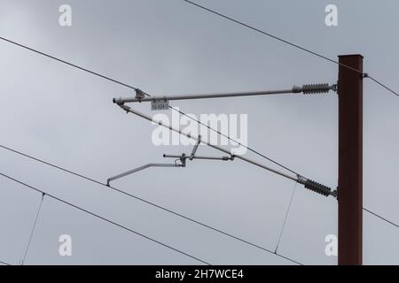 Alimentazione diretta aerea del treno elettrico ferroviario Foto Stock