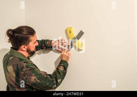 Londra UK 25 Novembre 2021 Banan Gun ,Marca parodia di lavoro dell'artista italiano Maurizio Cattelan,Banana che è stato esposto alla galleria internazionale Perrotin all'Art Basel di Miami. Con e stimato privso di $ 120,000-150,000 , successivamente mangiato dall'artista . 25 Novembre 2021- 9 Dicembre 2021 Paul Quezada-Neiman/Alamy Live News Foto Stock