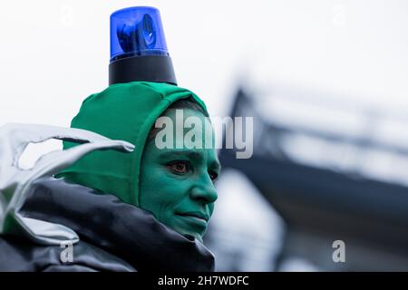 Duesseldorf, Germania. 25 Nov 2021. La gente partecipa a una manifestazione dei lavoratori del settore pubblico di fronte al parlamento di Stato. Credit: Rolf Vennenbernd/dpa/Alamy Live News Foto Stock