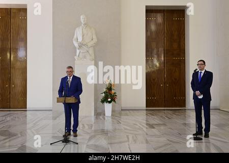 Praga, Repubblica Ceca. 25 Nov 2021. Vratislav Mynar, capo dell'ufficio presidenziale, a sinistra, parla durante il briefing stampa al Castello di Praga, Repubblica Ceca, 25 novembre 2021. Il Presidente Milos Zeman è stato dimesso dall'Ospedale militare Centrale. A destra c'è l'oratore Jiri Ovcacek. Credit: Roman Vondrous/CTK Photo/Alamy Live News Foto Stock