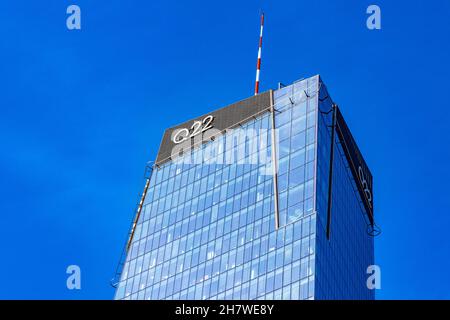 Varsavia, Mazovia / Polonia - 2020/08/09: Superficie di vetro blu della torre Q22 di Echo Investment al. Viale Jana Pawla II nel centro della città Foto Stock