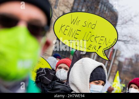 Duesseldorf, Germania. 25 Nov 2021. La gente partecipa a una manifestazione dei lavoratori del settore pubblico di fronte al parlamento di Stato. Credit: Rolf Vennenbernd/dpa/Alamy Live News Foto Stock
