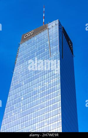 Varsavia, Mazovia / Polonia - 2020/08/09: Superficie di vetro blu della torre Q22 di Echo Investment al. Viale Jana Pawla II nel centro della città Foto Stock