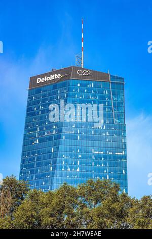Varsavia, Mazovia / Polonia - 2020/08/09: Superficie di vetro blu della torre Q22 di Echo Investment al. Viale Jana Pawla II nel centro della città Foto Stock