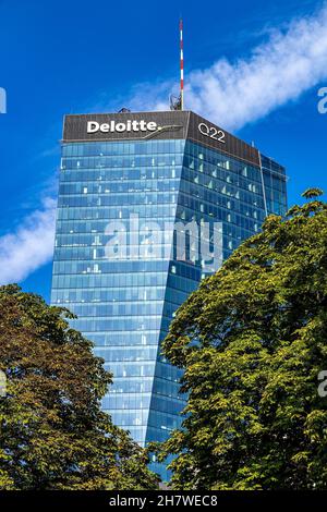 Varsavia, Mazovia / Polonia - 2020/08/09: Superficie di vetro blu della torre Q22 di Echo Investment al. Viale Jana Pawla II nel centro della città Foto Stock