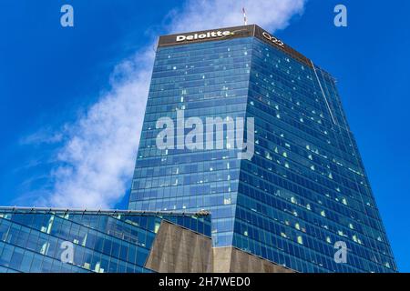 Varsavia, Mazovia / Polonia - 2020/08/09: Superficie di vetro blu della torre Q22 di Echo Investment al. Viale Jana Pawla II nel centro della città Foto Stock