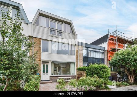 Grazioso edificio architettonico residenziale con grandi finestre Foto Stock