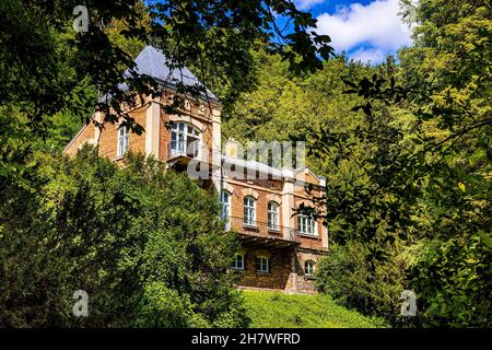 Ojcow, Polonia - 24 agosto 2020: direzione del Parco Nazionale di Ojcowski nella storica villa di Jadwiga nella valle del torrente di Pradnik su Cracow-Czestochowa upla Foto Stock