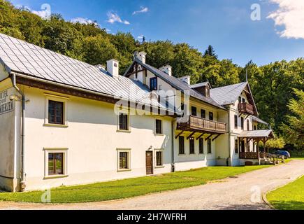 Ojcow, Polonia - 24 agosto 2020: Villa storica in legno Hotel Pod Kazimierzem e Museo del Parco Nazionale di Ojcow nella valle del torrente di Pradnik a Cracovia-CZ Foto Stock