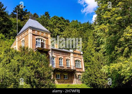 Ojcow, Polonia - 24 agosto 2020: direzione del Parco Nazionale di Ojcowski nella storica villa di Jadwiga nella valle del torrente di Pradnik su Cracow-Czestochowa upla Foto Stock