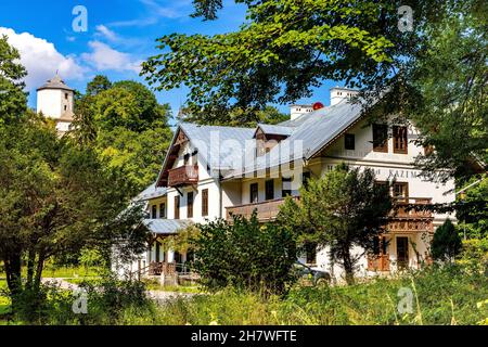 Ojcow, Polonia - 24 agosto 2020: Villa storica in legno Hotel Pod Kazimierzem e Museo del Parco Nazionale di Ojcow nella valle del torrente di Pradnik a Cracovia-CZ Foto Stock