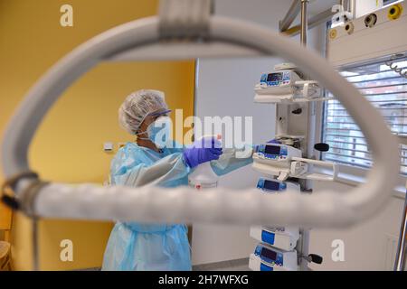 Brno, Repubblica Ceca. 25 Nov 2021. Covidarium presso la clinica cardiologica interna dell'Ospedale Universitario St. Anna di Brno, Repubblica Ceca, 25 novembre 2021. Credit: Patrik Uhlir/CTK Photo/Alamy Live News Foto Stock