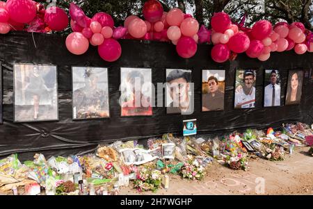 Houston, Stati Uniti. 24 novembre 2021. Un memoriale per le vittime dell'Astroworld Festival è allestito all'esterno del NRG Park di Houston, Texas, il 24 novembre 2021. Le immagini di tutte e dieci le vittime delimita la recinzione. (Foto di Jennifer Lake/Sipa USA) Credit: Sipa USA/Alamy Live News Foto Stock