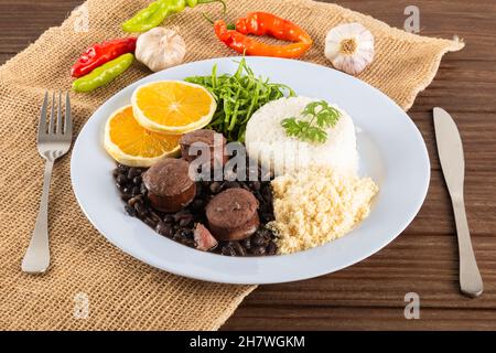 Feijoada tipica cucina brasiliana. Piatti tradizionali brasiliani a base di fagioli neri. Foto Stock