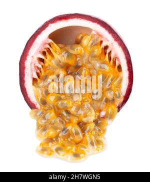 Frutto della passione isolato su sfondo bianco. Metà di passionfruit o maracuya, frutta esotica. Tracciato di ritaglio Foto Stock