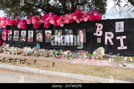 Houston, Stati Uniti. 24 novembre 2021. Un memoriale per le vittime dell'Astroworld Festival è allestito all'esterno del NRG Park di Houston, Texas, il 24 novembre 2021. Le immagini di tutte e dieci le vittime delimita la recinzione. (Foto di Jennifer Lake/Sipa USA) Credit: Sipa USA/Alamy Live News Foto Stock