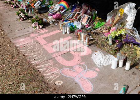 Houston, Stati Uniti. 24 novembre 2021. Un memoriale per le vittime dell'Astroworld Festival è allestito all'esterno del NRG Park di Houston, Texas, il 24 novembre 2021. Un tributo a Brianna Rodriguez è visto al memoriale; immagini di tutte e dieci le vittime allineare il recinto. (Foto di Jennifer Lake/Sipa USA) Credit: Sipa USA/Alamy Live News Foto Stock