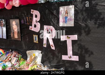 Houston, Stati Uniti. 24 novembre 2021. Un memoriale per le vittime dell'Astroworld Festival è allestito all'esterno del NRG Park di Houston, Texas, il 24 novembre 2021. Un tributo a Brianna Rodriguez è visto al memoriale; immagini di tutte e dieci le vittime allineare il recinto. (Foto di Jennifer Lake/Sipa USA) Credit: Sipa USA/Alamy Live News Foto Stock