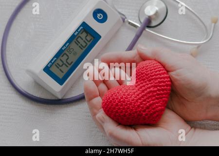 Le malattie cardiovascolari e l'ipertensione sono malattie comuni negli anziani. Foto Stock