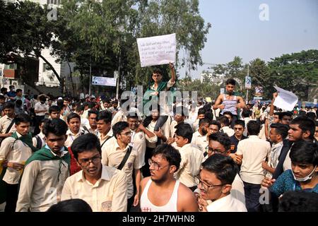 Gli studenti di diverse istituzioni educative hanno continuato le loro dimostrazioni per il secondo giorno a Dhaka chiedendo sicurezza sulle strade dopo la morte di uno studente del Notre Dame College in un incidente. Nayeem Hasan, studente del secondo anno del college, è stato ucciso in un incidente stradale il 25 novembre 2021, Dhaka, Bangladesh. Foto di Habibur Rahman/ABACAPRESS.COM Foto Stock