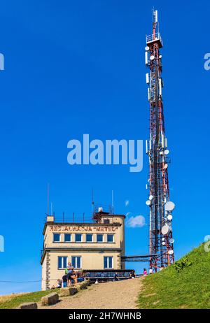 Zywiec, Polonia - 30 agosto 2020: Stazione meteorologica e torre di telecomunicazione sulla cima della montagna Gora ZAR a Miedzybrodzie Zywieckie in Slesia