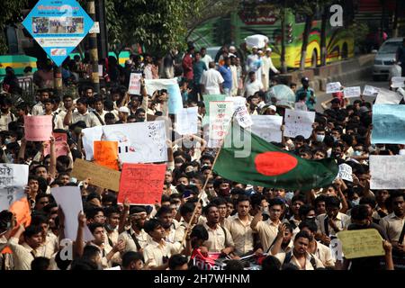 Gli studenti di diverse istituzioni educative hanno continuato le loro dimostrazioni per il secondo giorno a Dhaka chiedendo sicurezza sulle strade dopo la morte di uno studente del Notre Dame College in un incidente. Nayeem Hasan, studente del secondo anno del college, è stato ucciso in un incidente stradale il 25 novembre 2021, Dhaka, Bangladesh. Foto di Habibur Rahman/ABACAPRESS.COM Foto Stock