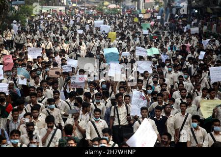 Gli studenti di diverse istituzioni educative hanno continuato le loro dimostrazioni per il secondo giorno a Dhaka chiedendo sicurezza sulle strade dopo la morte di uno studente del Notre Dame College in un incidente. Nayeem Hasan, studente del secondo anno del college, è stato ucciso in un incidente stradale il 25 novembre 2021, Dhaka, Bangladesh. Foto di Habibur Rahman/ABACAPRESS.COM Foto Stock