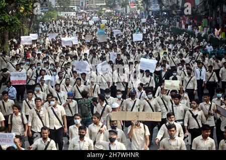 Gli studenti di diverse istituzioni educative hanno continuato le loro dimostrazioni per il secondo giorno a Dhaka chiedendo sicurezza sulle strade dopo la morte di uno studente del Notre Dame College in un incidente. Nayeem Hasan, studente del secondo anno del college, è stato ucciso in un incidente stradale il 25 novembre 2021, Dhaka, Bangladesh. Foto di Habibur Rahman/ABACAPRESS.COM Foto Stock