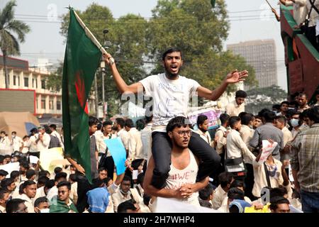 Gli studenti di diverse istituzioni educative hanno continuato le loro dimostrazioni per il secondo giorno a Dhaka chiedendo sicurezza sulle strade dopo la morte di uno studente del Notre Dame College in un incidente. Nayeem Hasan, studente del secondo anno del college, è stato ucciso in un incidente stradale il 25 novembre 2021, Dhaka, Bangladesh. Foto di Habibur Rahman/ABACAPRESS.COM Foto Stock