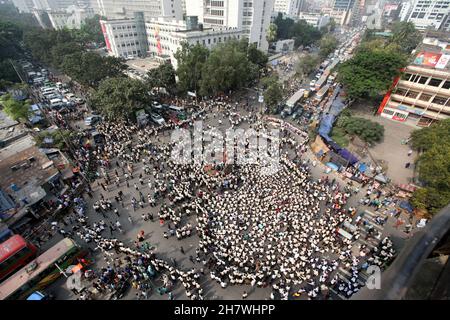 Gli studenti di diverse istituzioni educative hanno continuato le loro dimostrazioni per il secondo giorno a Dhaka chiedendo sicurezza sulle strade dopo la morte di uno studente del Notre Dame College in un incidente. Nayeem Hasan, studente del secondo anno del college, è stato ucciso in un incidente stradale il 25 novembre 2021, Dhaka, Bangladesh. Foto di Habibur Rahman/ABACAPRESS.COM Foto Stock