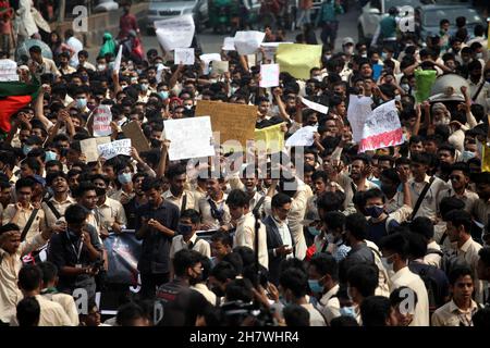 Gli studenti di diverse istituzioni educative hanno continuato le loro dimostrazioni per il secondo giorno a Dhaka chiedendo sicurezza sulle strade dopo la morte di uno studente del Notre Dame College in un incidente. Nayeem Hasan, studente del secondo anno del college, è stato ucciso in un incidente stradale il 25 novembre 2021, Dhaka, Bangladesh. Foto di Habibur Rahman/ABACAPRESS.COM Foto Stock