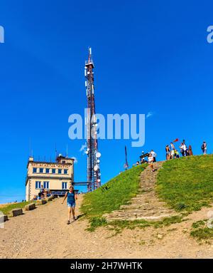 Zywiec, Polonia - 30 agosto 2020: Stazione meteorologica e torre di telecomunicazione sulla cima della montagna Gora ZAR a Miedzybrodzie Zywieckie in Slesia