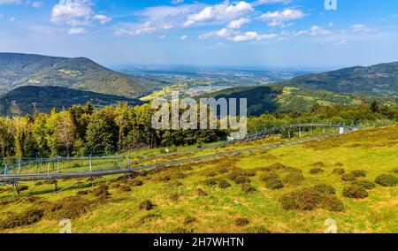 Zywiec, Polonia - 30 agosto 2020: Vista panoramica dei Monti Beskidy che circondano il lago di Miedzybrodzkie e pista di slittino sul monte Gora ZAR a Miedzyb Foto Stock