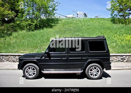 Kiev, Ucraina - 12 maggio 2013: Tedesco SUV Mercedes Benz G500 sullo sfondo delle armi Foto Stock