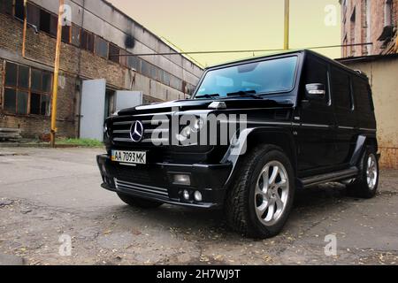 Kiev, Ucraina - 8 settembre 2013: Nero Mercedes-Benz G500 in città Foto Stock