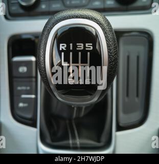 cambio manuale per auto a 6 marce. Primo piano della manopola del cambio. Design elegante. Messa a fuoco selettiva. Foto Stock