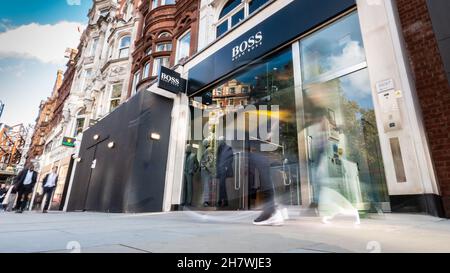 Negozio Hugo Boss, Knightsbridge, Londra. Gli amanti dello shopping passano davanti all'esclusivo negozio di moda nel ricco quartiere dello shopping di Kensington a West London. Foto Stock