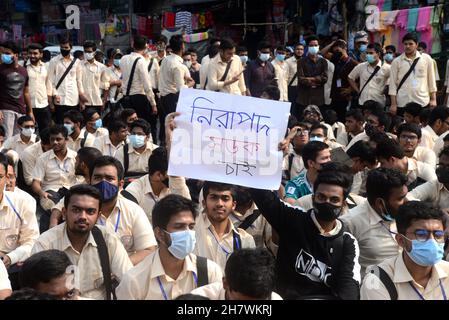 Dhaka, Bangladesh. 25 Nov 2021. Gli studenti bloccano una strada allo Zero Point mentre protestano chiedendo giustizia per la morte di un collega studente durante un incidente stradale, a Dhaka, Bangladesh, il 25 novembre 2021. Secondo la polizia, uno studente del secondo anno del Notre Dame College, Nayeem Hasan, è stato ucciso in un incidente stradale il 24 novembre, quando un camion della spazzatura della Dhaka City Corporation lo ha colpito nella zona di Gulistan di Dhaka. Credit: Mamunur Rashid/Alamy Live News Foto Stock