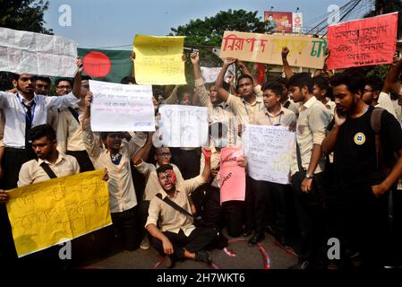 Dhaka, Bangladesh. 25 Nov 2021. Gli studenti bloccano una strada allo Zero Point mentre protestano chiedendo giustizia per la morte di un collega studente durante un incidente stradale, a Dhaka, Bangladesh, il 25 novembre 2021. Secondo la polizia, uno studente del secondo anno del Notre Dame College, Nayeem Hasan, è stato ucciso in un incidente stradale il 24 novembre, quando un camion della spazzatura della Dhaka City Corporation lo ha colpito nella zona di Gulistan di Dhaka. Credit: Mamunur Rashid/Alamy Live News Foto Stock