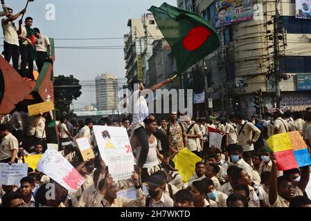 Dhaka, Bangladesh. 25 Nov 2021. Gli studenti bloccano una strada allo Zero Point mentre protestano chiedendo giustizia per la morte di un collega studente durante un incidente stradale, a Dhaka, Bangladesh, il 25 novembre 2021. Secondo la polizia, uno studente del secondo anno del Notre Dame College, Nayeem Hasan, è stato ucciso in un incidente stradale il 24 novembre, quando un camion della spazzatura della Dhaka City Corporation lo ha colpito nella zona di Gulistan di Dhaka. Credit: Mamunur Rashid/Alamy Live News Foto Stock