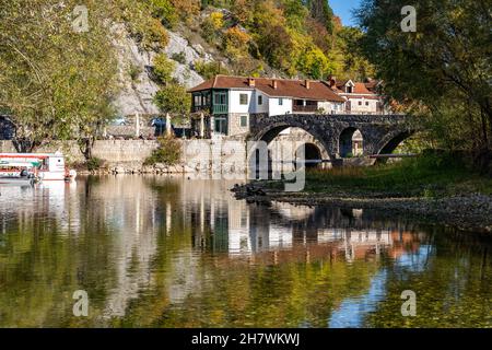Die Alte Brücke Stari Most über den Fluss Crnojevic in Rijeka Crnojevica, Montenegro, Europa | il vecchio ponte Stari più su Rijeka Crnojevica ri Foto Stock