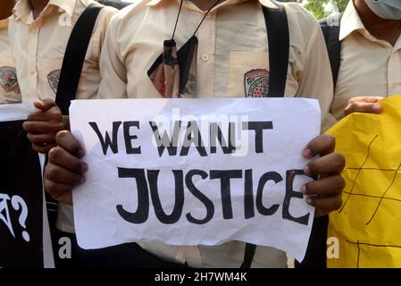 Dhaka, Bangladesh. 25 Nov 2021. Gli studenti bloccano una strada allo Zero Point mentre protestano chiedendo giustizia per la morte di un collega studente durante un incidente stradale, a Dhaka, Bangladesh, il 25 novembre 2021. Secondo la polizia, uno studente del secondo anno del Notre Dame College, Nayeem Hasan, è stato ucciso in un incidente stradale il 24 novembre, quando un camion della spazzatura della Dhaka City Corporation lo ha colpito nella zona di Gulistan di Dhaka. Credit: Mamunur Rashid/Alamy Live News Foto Stock