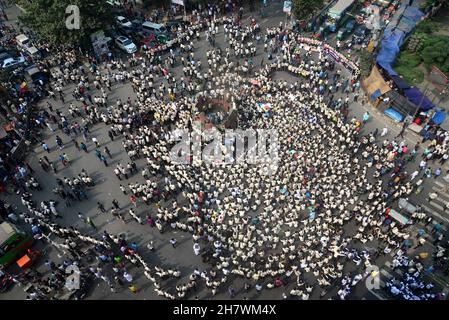 Dhaka, Bangladesh. 25 Nov 2021. Gli studenti bloccano una strada allo Zero Point mentre protestano chiedendo giustizia per la morte di un collega studente durante un incidente stradale, a Dhaka, Bangladesh, il 25 novembre 2021. Secondo la polizia, uno studente del secondo anno del Notre Dame College, Nayeem Hasan, è stato ucciso in un incidente stradale il 24 novembre, quando un camion della spazzatura della Dhaka City Corporation lo ha colpito nella zona di Gulistan di Dhaka. Credit: Mamunur Rashid/Alamy Live News Foto Stock