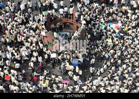 Dhaka, Bangladesh. 25 Nov 2021. Gli studenti bloccano una strada allo Zero Point mentre protestano chiedendo giustizia per la morte di un collega studente durante un incidente stradale, a Dhaka, Bangladesh, il 25 novembre 2021. Secondo la polizia, uno studente del secondo anno del Notre Dame College, Nayeem Hasan, è stato ucciso in un incidente stradale il 24 novembre, quando un camion della spazzatura della Dhaka City Corporation lo ha colpito nella zona di Gulistan di Dhaka. Credit: Mamunur Rashid/Alamy Live News Foto Stock