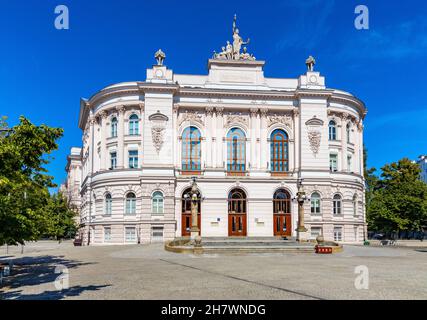 Varsavia, Polonia - 26 luglio 2020: Edificio storico principale del Politecnico di Varsavia - Politechnika Warszawska - Università tecnica a Srodmiescie città cen Foto Stock