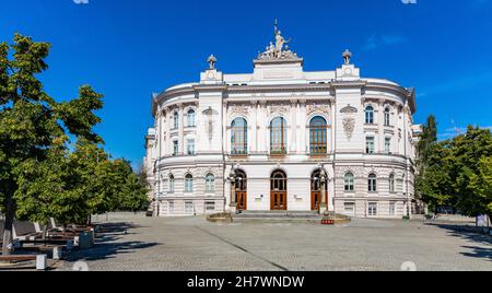 Varsavia, Polonia - 26 luglio 2020: Edificio storico principale del Politecnico di Varsavia - Politechnika Warszawska - Università tecnica a Srodmiescie città cen Foto Stock