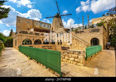 Gerusalemme, Israele - 14 ottobre 2017: Il centro commerciale Mill in via Ramban nel quartiere di Mamilla vicino alla storica Città Vecchia di Gerusalemme Foto Stock