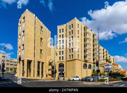 Gerusalemme, Israele - 14 ottobre 2017: Complesso residenziale e commerciale esclusivo del quartiere Mamilla in Piazza ha-Mekhes e via Yitshak Kariv vicino h. Foto Stock