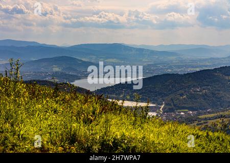 Vista panoramica delle montagne Beskidy che circondano Zywieckie e il lago Miedzybrodzkie visto dalla montagna Gora ZAR vicino Zywiec nella regione della Slesia in Polonia Foto Stock