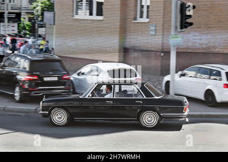 Kiev, Ucraina - 10 giugno 2017: Mercedes 200D sulla strada Foto Stock